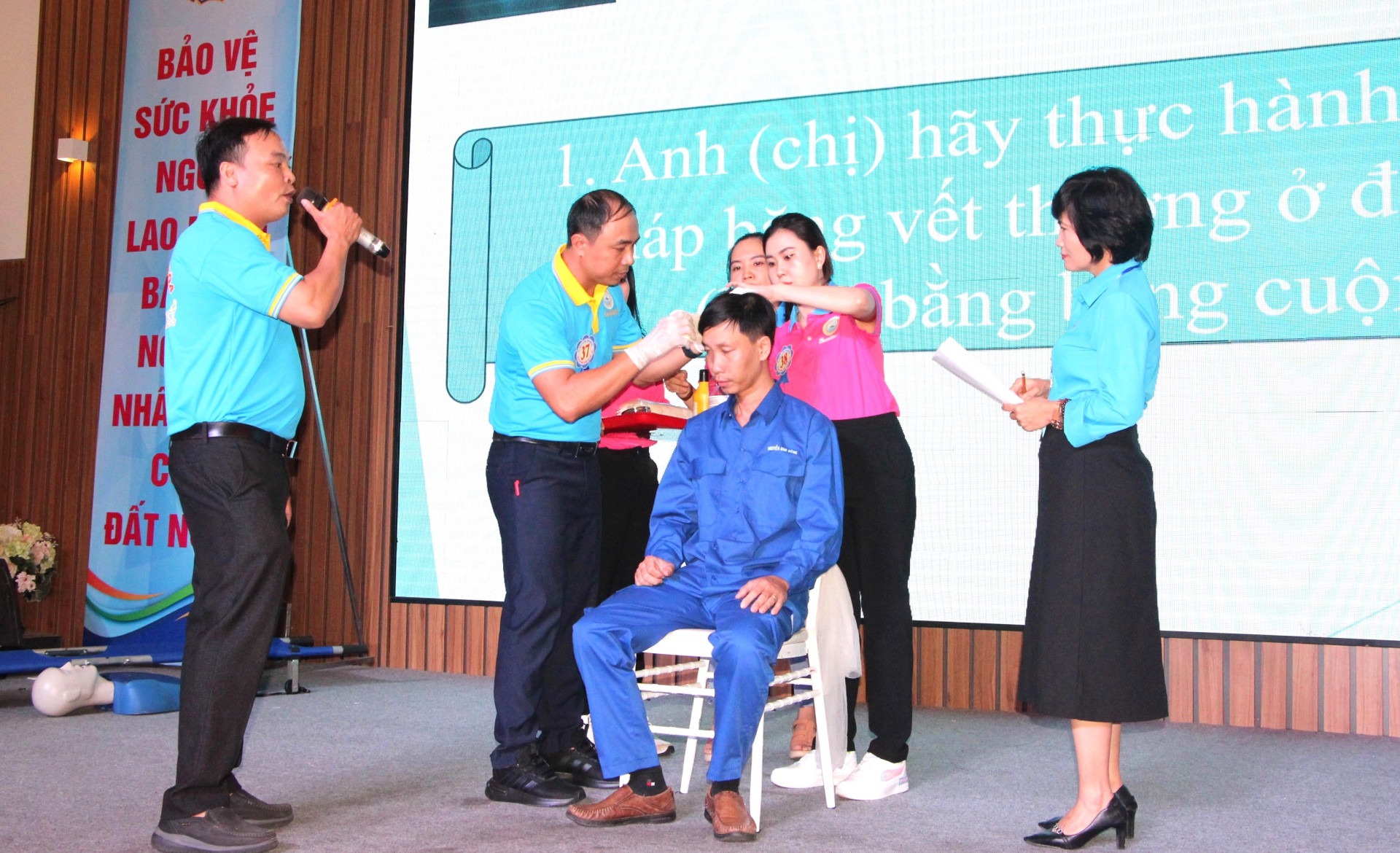 Phần thi thực hành sơ cứu của đội thi Công đoàn cơ sở Công ty TNHH Nhà nước MTV Yến sào Khánh Hòa.