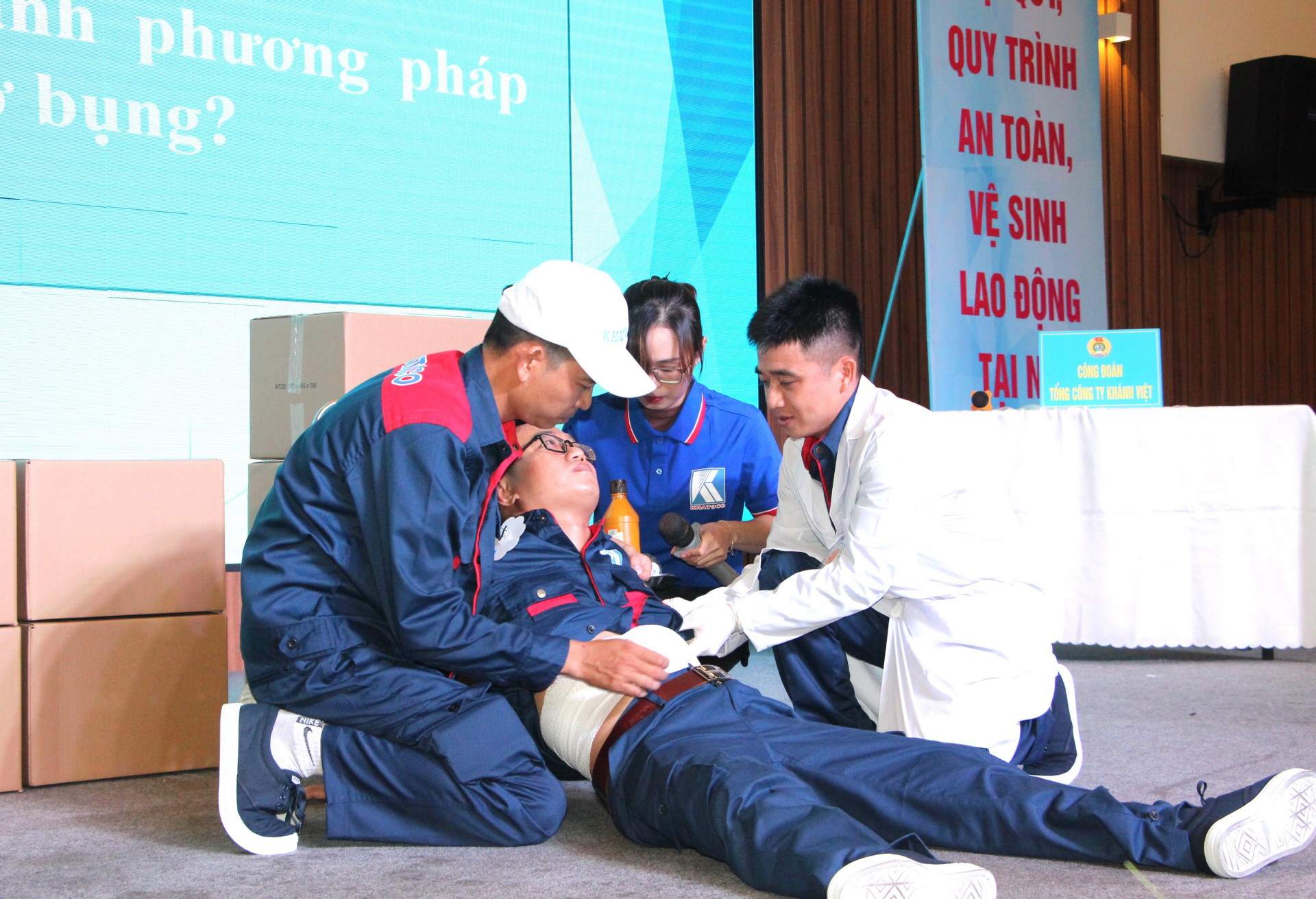 Phần thi thực hành sơ cứu của đội thi Công đoàn Tổng Công ty Khánh Việt.