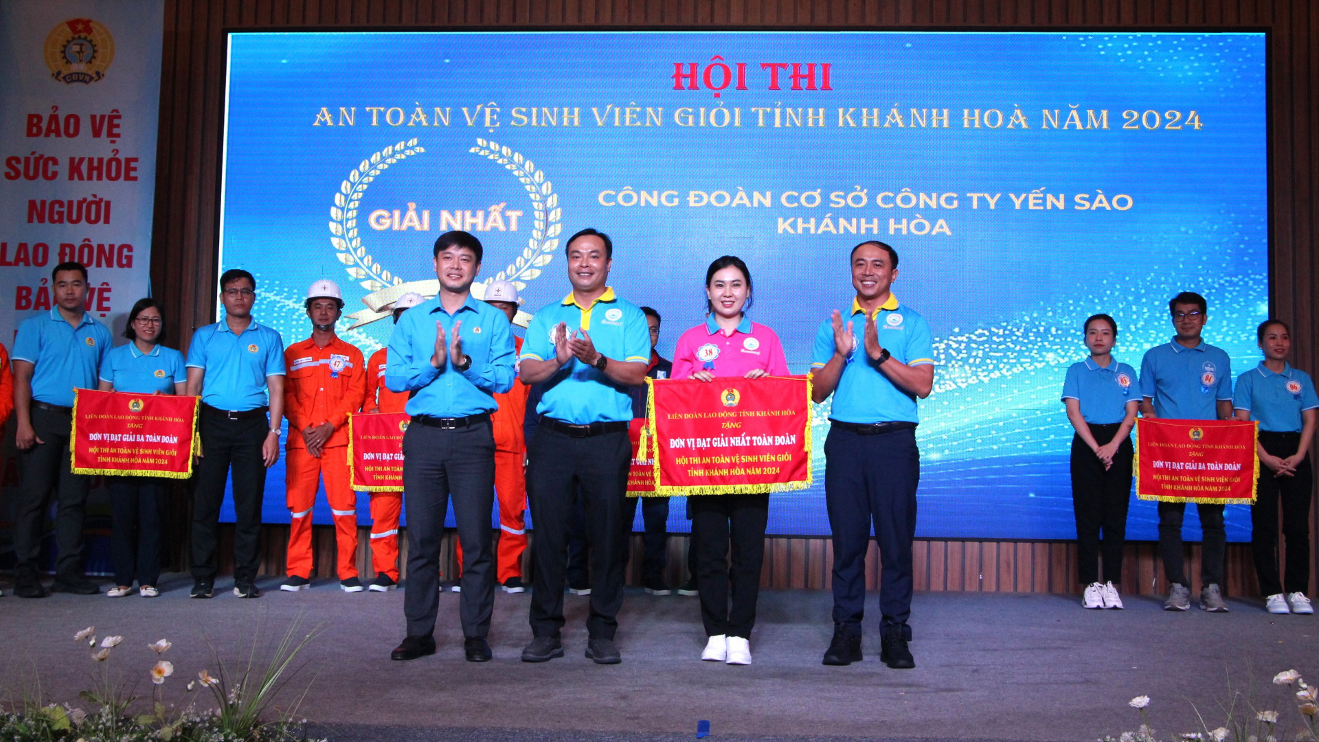 Ban Tổ chức trao giải Nhất cho đội Công đoàn cơ sở Công ty TNHH Nhà nước MTV Yến sào Khánh Hòa.