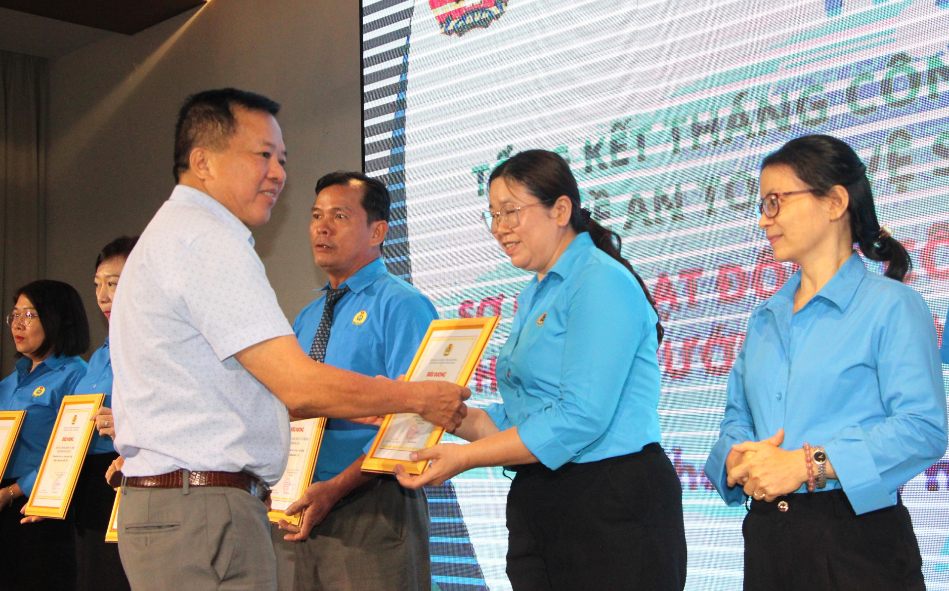 Ông Trần Xuân Lãm - Phó Bí thư Thường trực Thành ủy Nha Trang tới dự và trao giấy khen cho những tập thể xuất sắc.