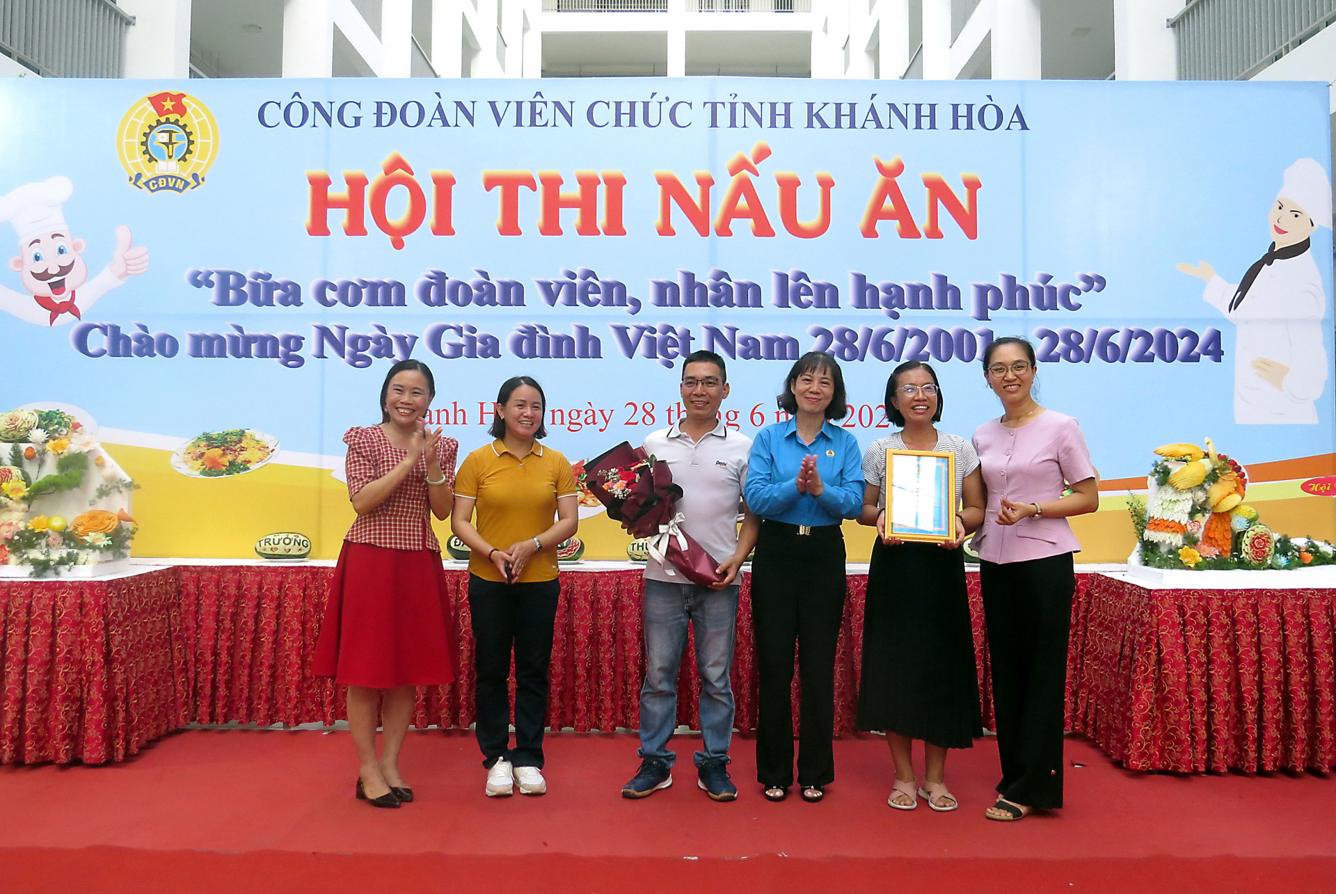 Ban tổ chức trao giải nhất cho đội thi đến từ Khối thi đua công đoàn các Sở quản lý Nhà nước. 