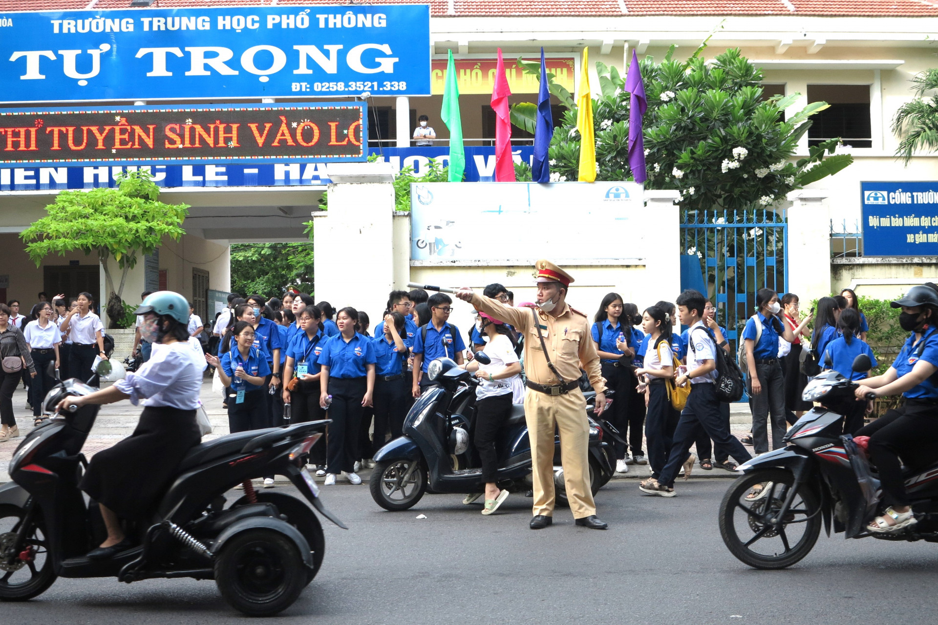 Điều tiết tránh ùn tắc giao thông tại kỳ thi tuyển sinh vào lớp 10 năm học 2024 - 2025.