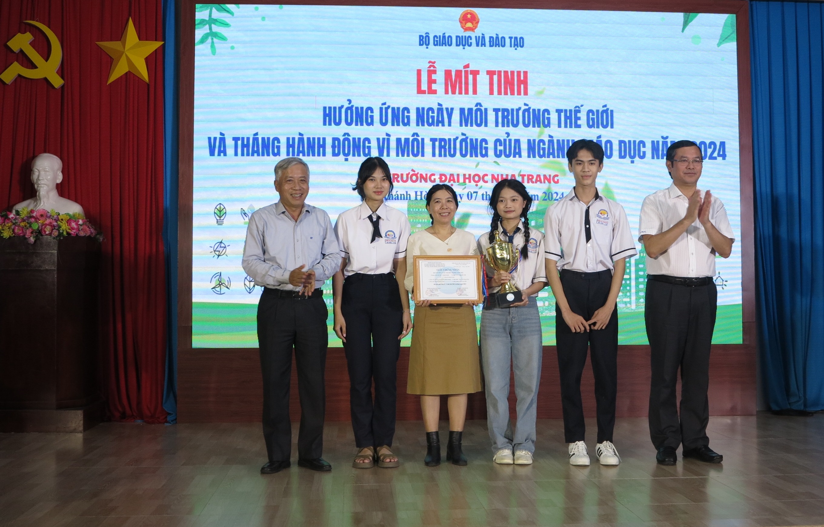 Trường Đại học Nha Trang: Mít tinh hưởng ứng Tháng hành động vì môi trường