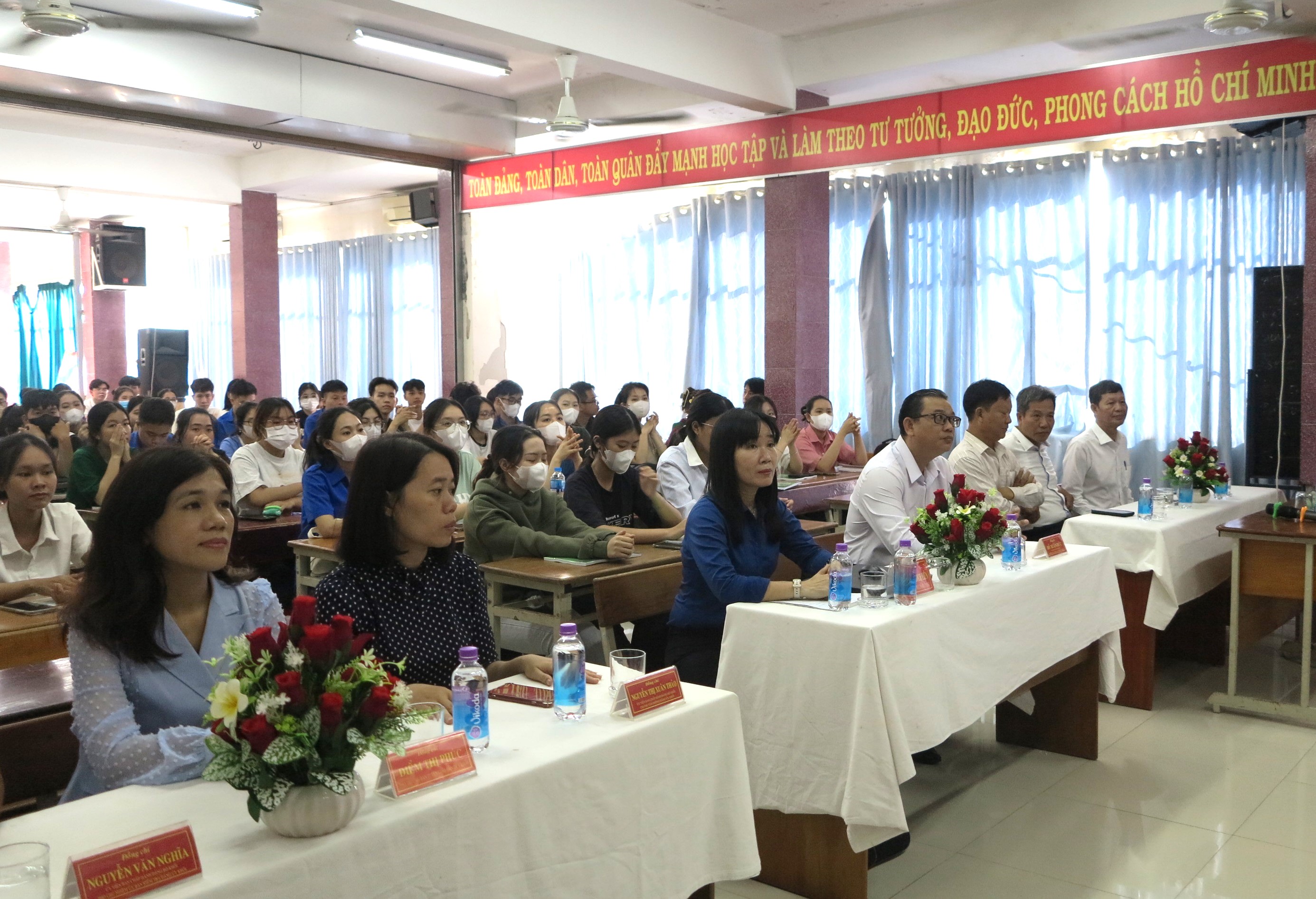 Đảng ủy Khối các cơ quan tỉnh :: Tổ chức bồi dưỡng nhận thức về Đảng cho 151 học sinh, sinh viên