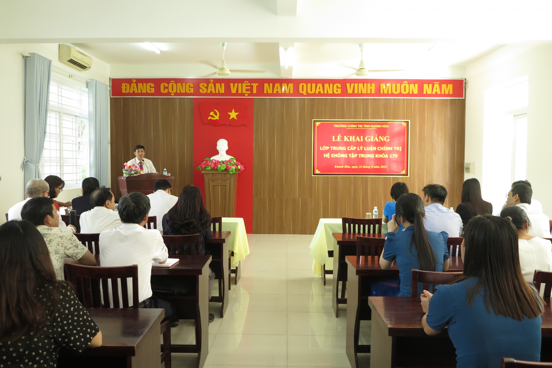 Quang cảnh lễ khai giảng lớp học. 