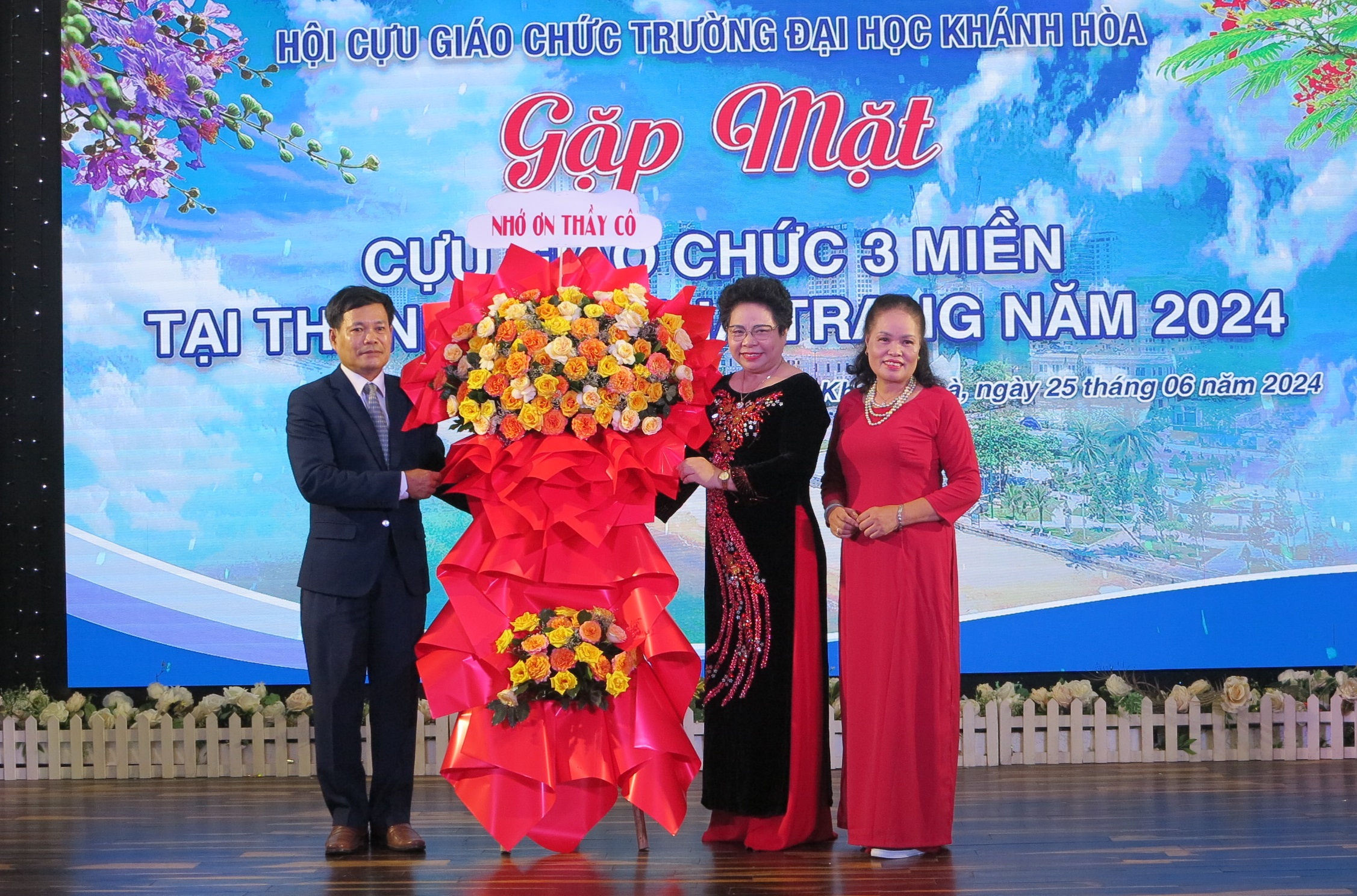 Hội Cựu giáo chức Trường Đại học Khánh Hòa tổ chức gặp mặt hội viên 3 miền