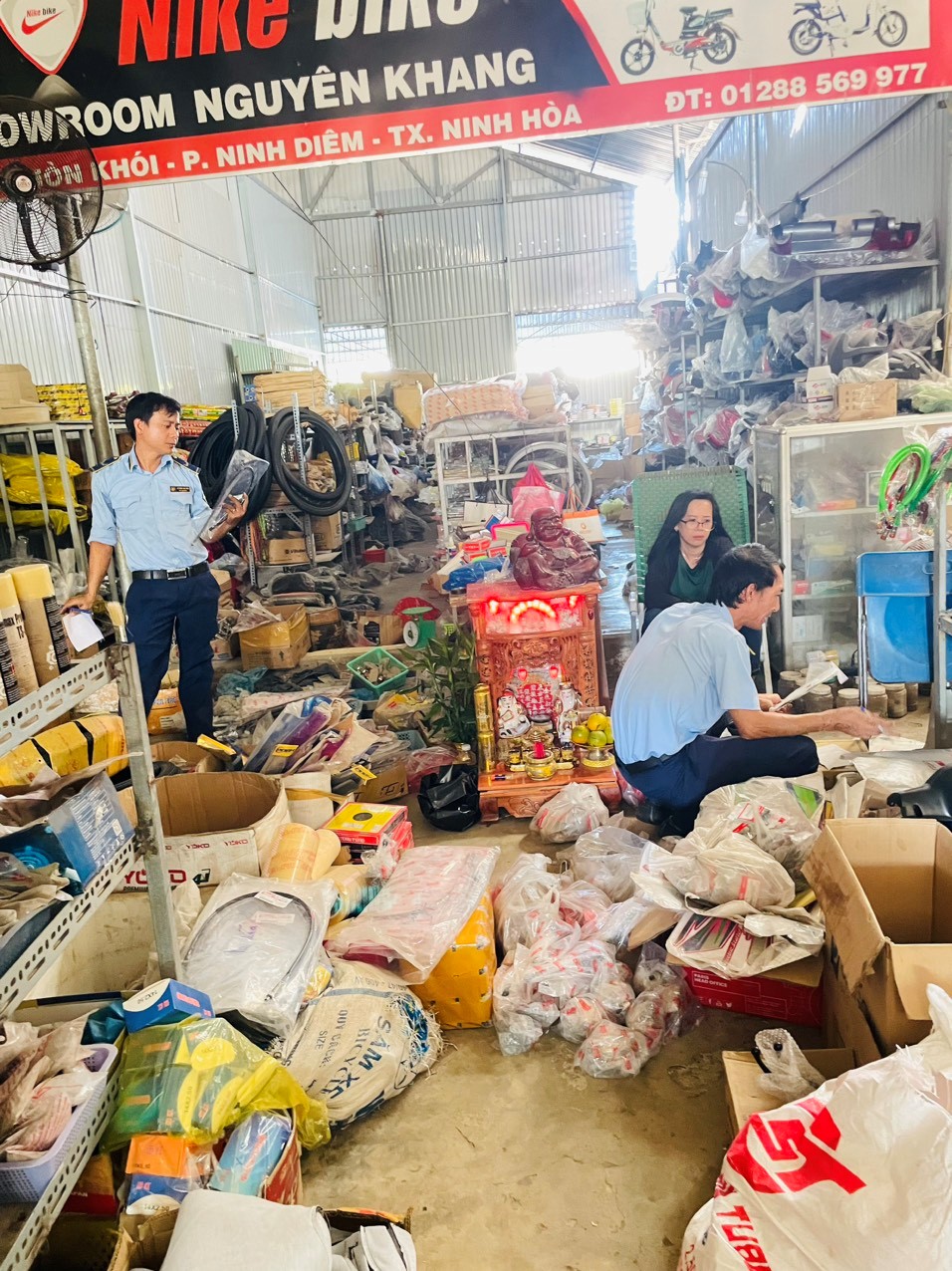 Lực lượng Quản lý thị trường kiểm tra tại Hộ kinh doanh Phù Thị Thuý Linh, phường Ninh Diêm (Ảnh do lực lượng QLTT cung cấp)