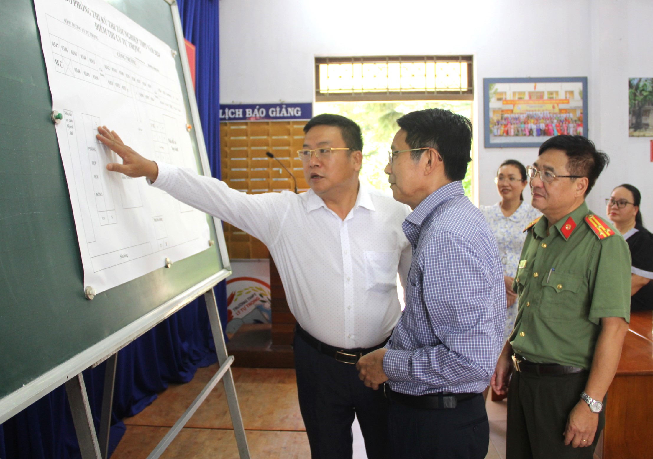 Phó Chủ tịch UBND tỉnh Đinh Văn Thiệu kiểm tra việc chuẩn bị tổ chức Kỳ thi tốt nghiệp THPT năm 2024