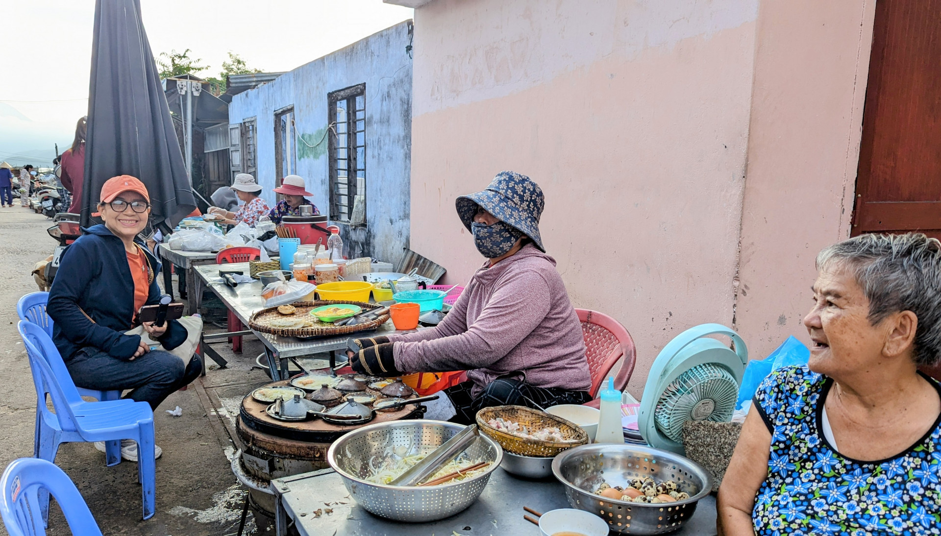 Một hàng bánh xèo ở làng chài Cát Lợi.