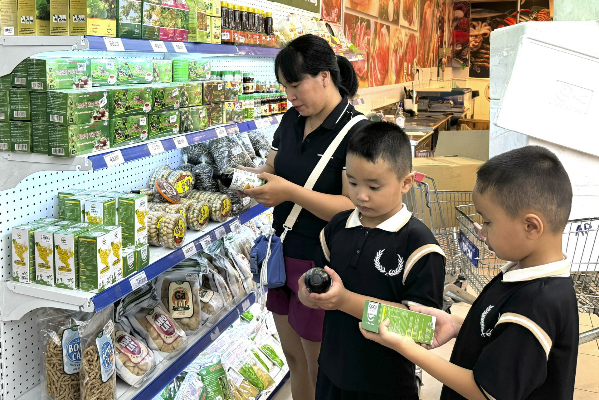 Người dân chọn mua sản phẩm mật chuối của An Hòa tại Siêu thị Co.opmart Nha Trang.
