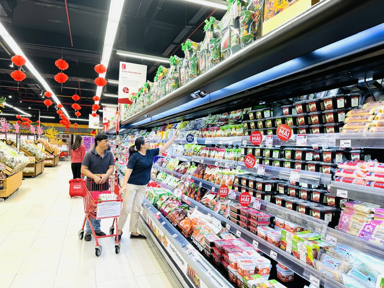 Người dân mua sắm tại một siêu thị ở Nha Trang