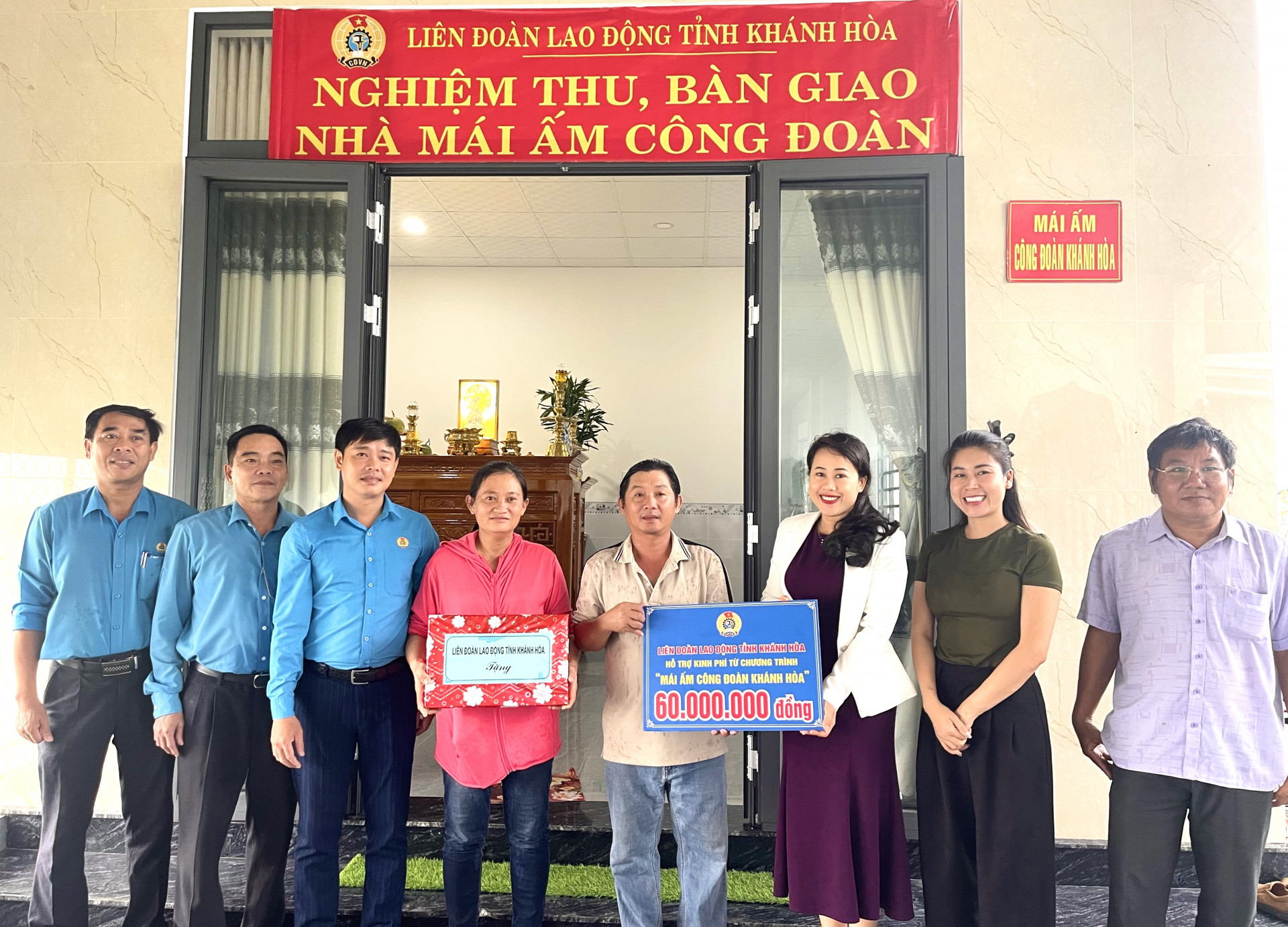 Đại diện Liên đoàn Lao động tỉnh và các đơn vị nghiệm thu, bàn giao mái ấm cho gia đình chị Trương Quỳnh Lê.