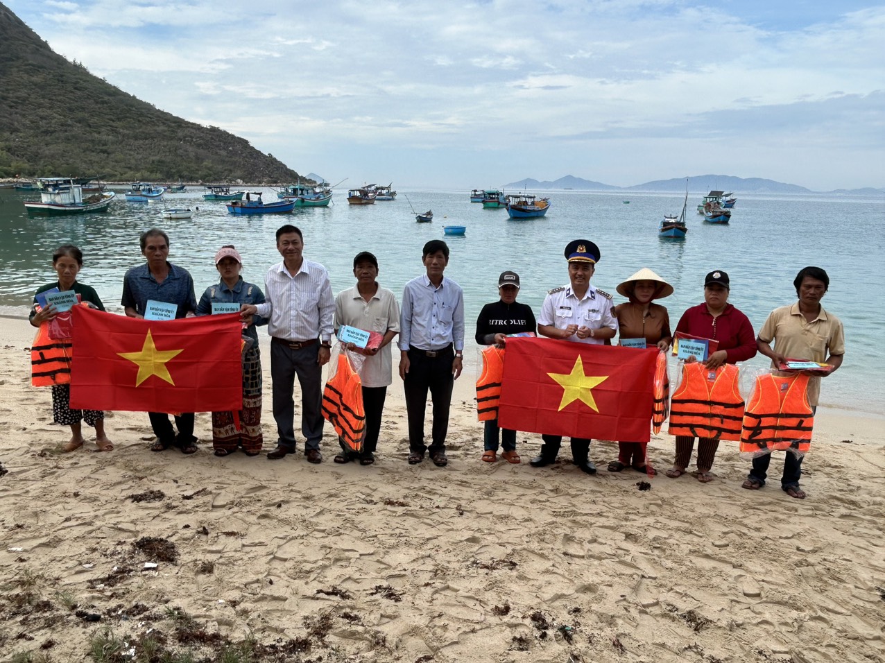 Đại diện các đơn vị tặng quà cho ngư dân xã Ninh Vân.