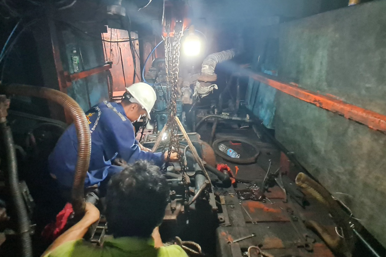 Trung tâm Dịch vụ Hậu cần - Kỹ thuật đảo Trường Sa:: Khắc phục sự cố cho tàu cá ngư dân Bình Định