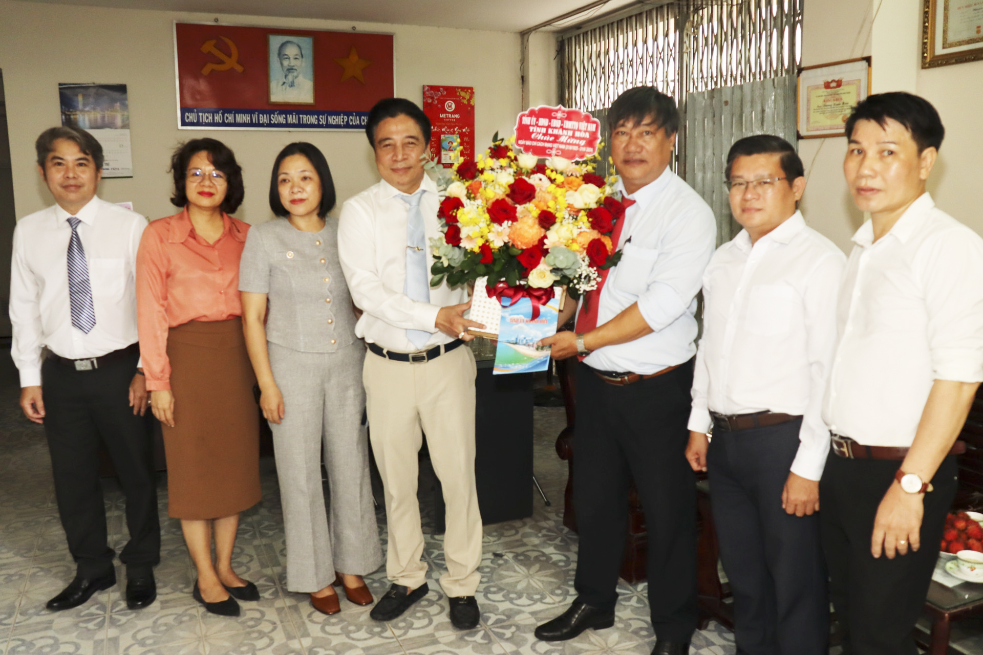 Đồng chí Nguyễn Khắc Toàn tặng hoa chúc mừng Văn phòng đại diện Báo Đại đoàn kết.