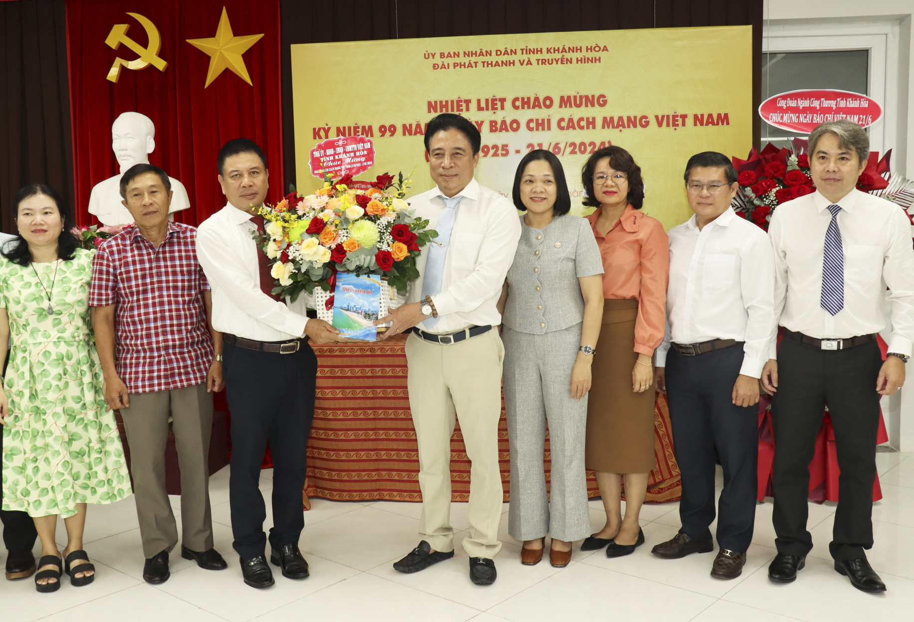 Nguyễn Khắc Toàn tặng hoa chúc mừng Đài Phát thanh - Truyền hình Khánh Hòa.