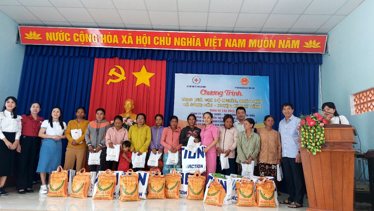 Trao tặng 65 suất quà đến người dân xã Sông Cầu