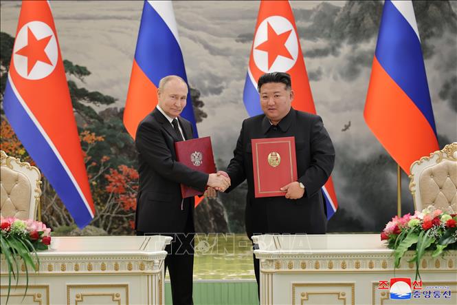 Tổng thống Nga Vladimir Putin (trái) và nhà lãnh đạo Triều Tiên Kim Jong Un ký hiệp ước về quan hệ đối tác chiến lược toàn diện giữa hai nước ngày 19/6/2024. Ảnh: Yonhap/TTXVN

