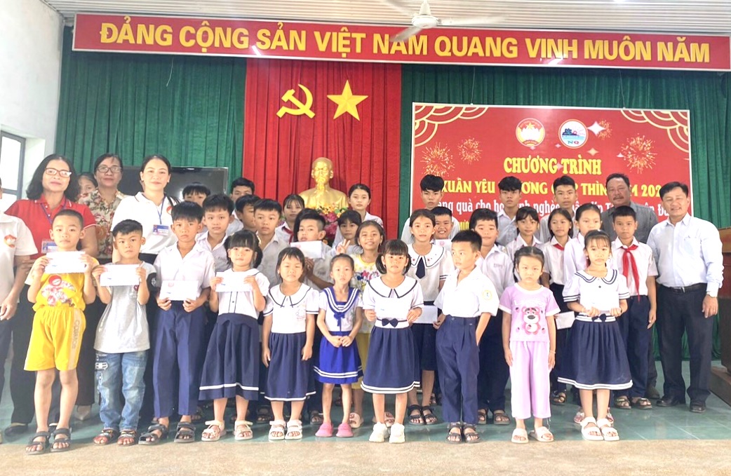 Vận  động  trao  học  bổng  cho  học  sinh  có  hoàn cảnh khó khăn