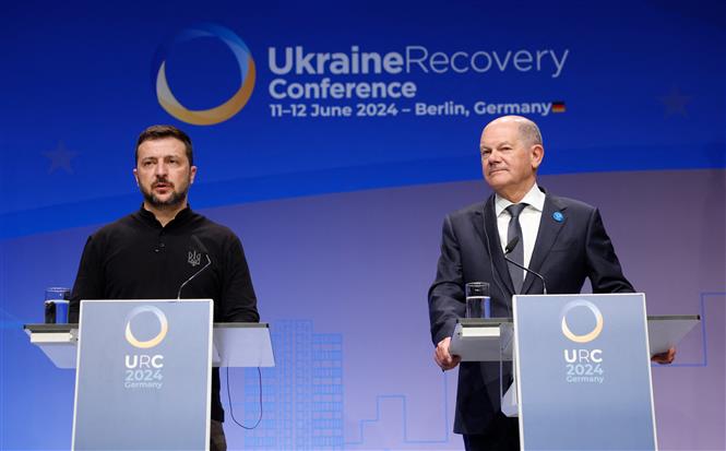 Tổng thống Ukraine Volodymyr Zelensky (trái) và Thủ tướng Đức Olaf Scholz trong cuộc họp báo chung tại Hội nghị Tái thiết Ukraine ở Berlin ngày 11/6/2024. Ảnh: AFP/TTXVN

