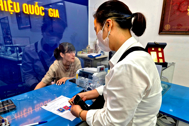 Giá vàng “bốc hơi" tiếp hơn 2 triệu đồng, xuống dưới 81 triệu đồng/lượng