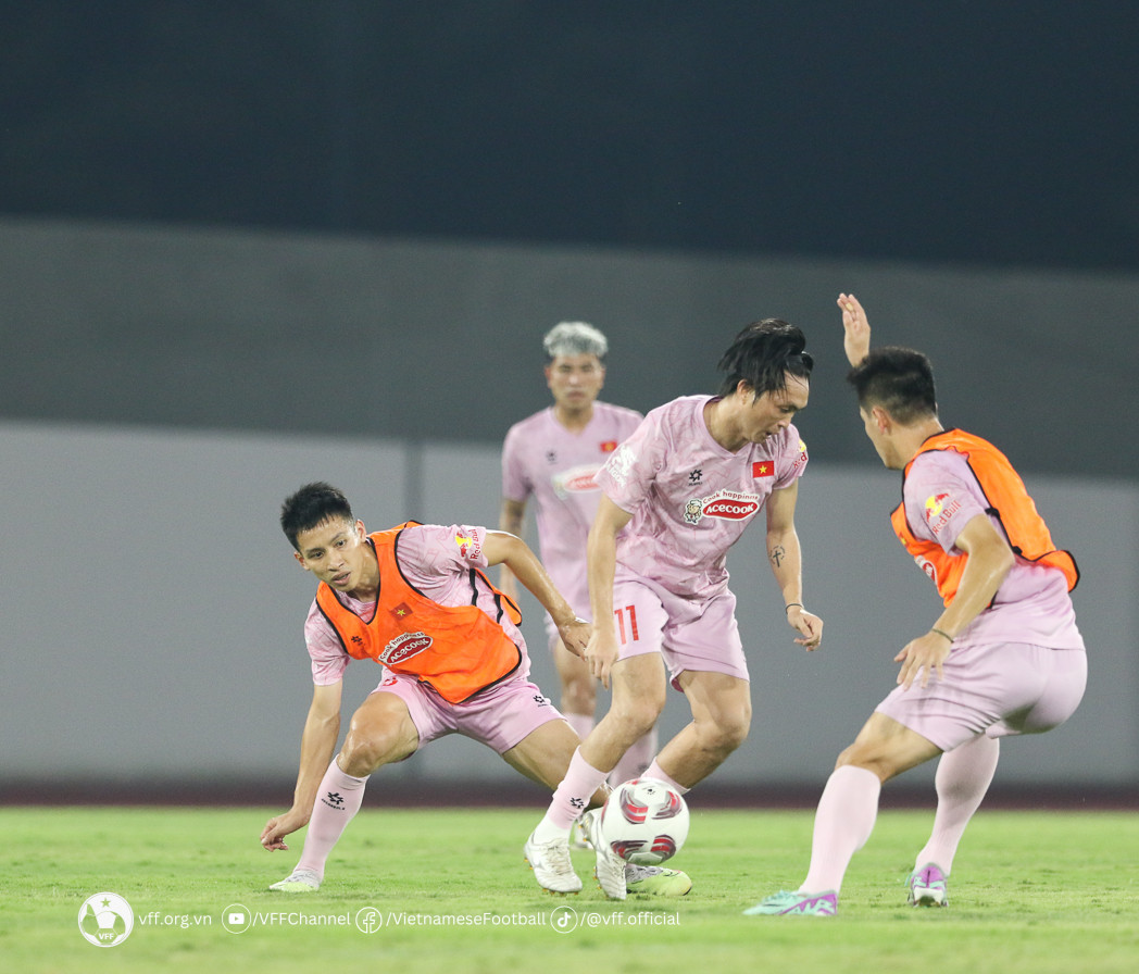 Các cầu thủ tuyển Việt Nam tập luyện trước trận gặp Iraq. (Nguồn: VFF)