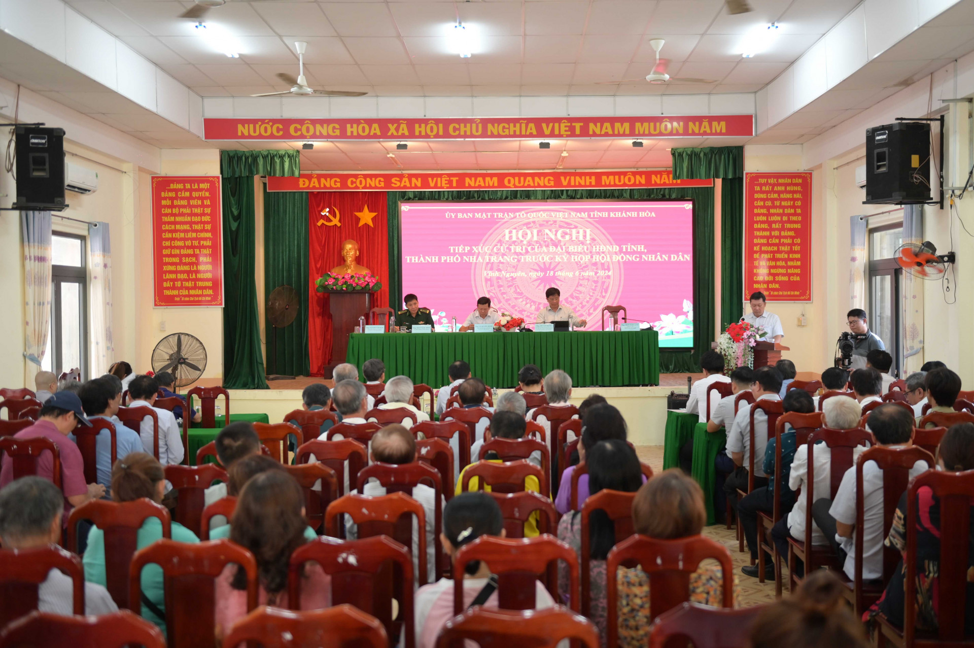 Các đại biểu tiếp xúc cử tri phường Vĩnh Nguyên.

