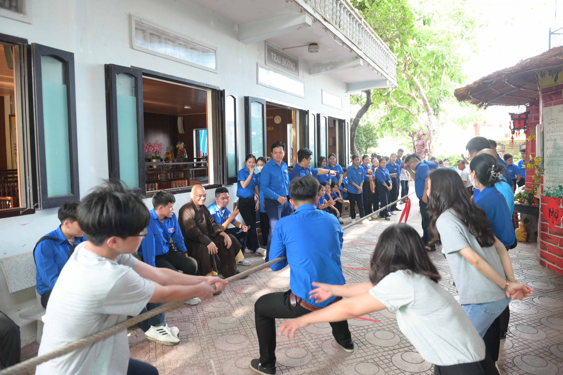 Tại chương trình, các thanh niên tham gia giao lưu những trò chơi tập thể sôi động như kéo co.