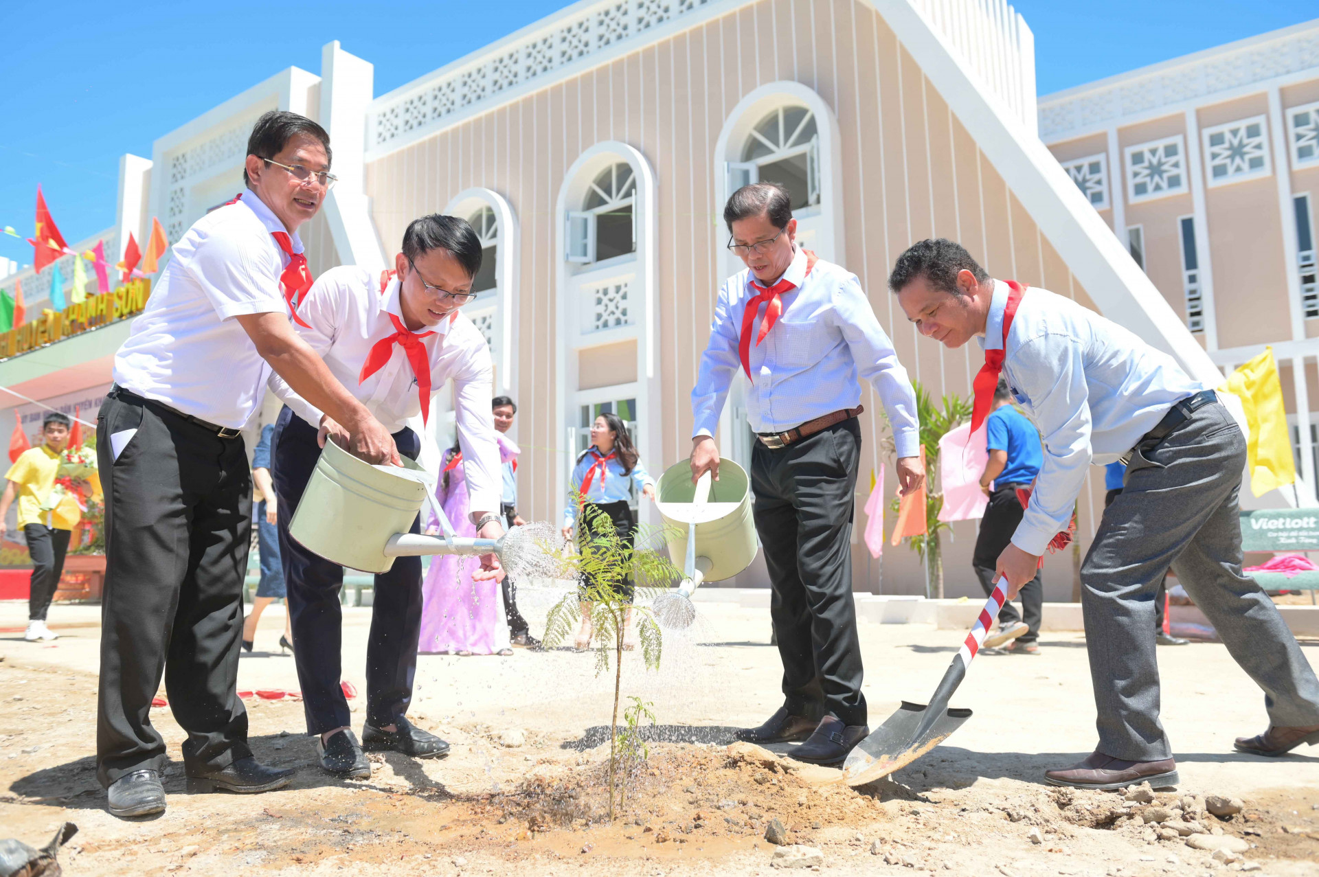 Lãnh đạo tỉnh trồng cây lưu niệm tại khuôn viên nhà thiếu nhi.