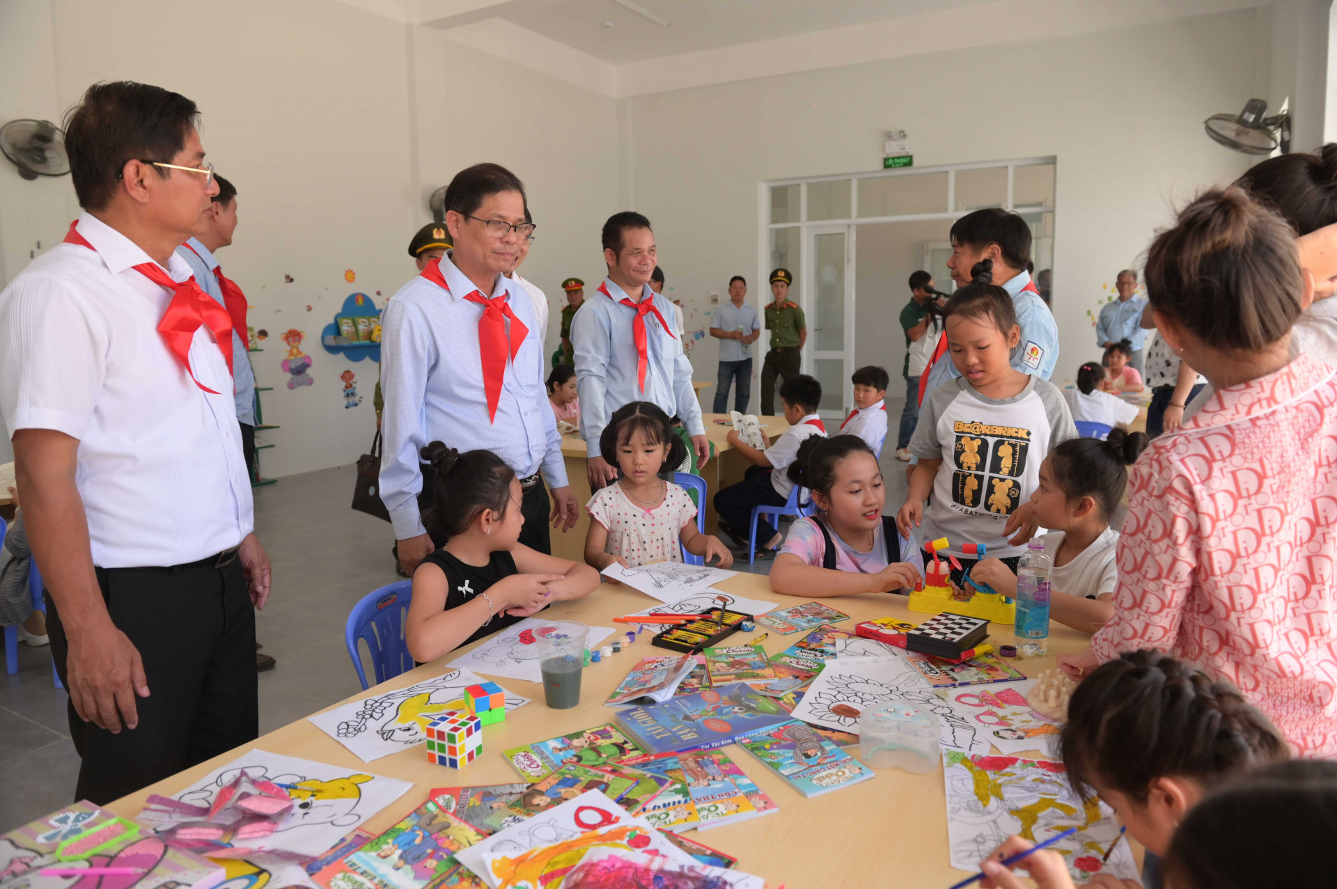 Các đại biểu tham quan không gian sinh hoạt, học tập tại nhà thiếu nhi.