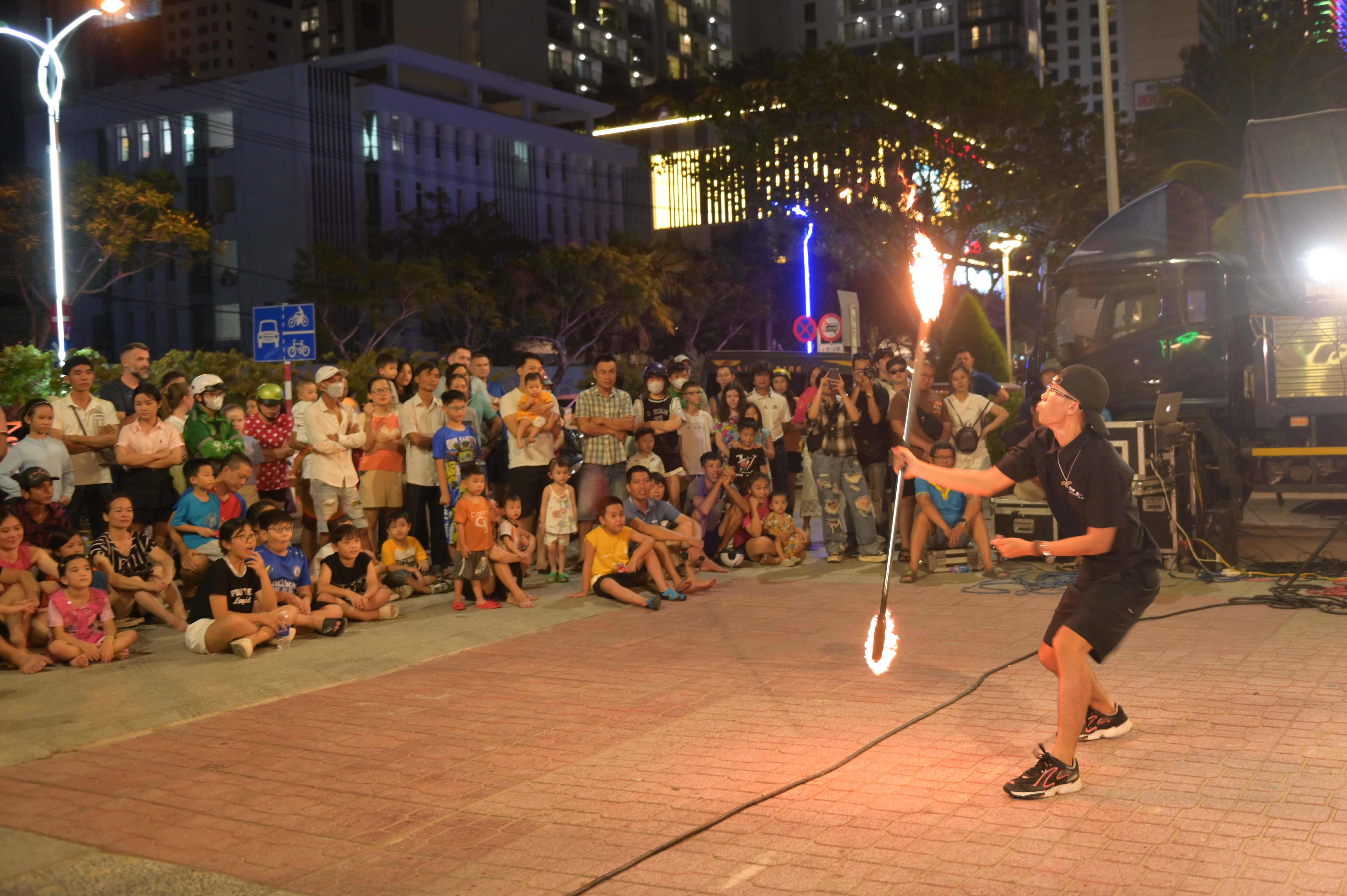 Tổ chức chương trình nghệ thuật đường phố với chủ đề "Mùa hè sôi động"