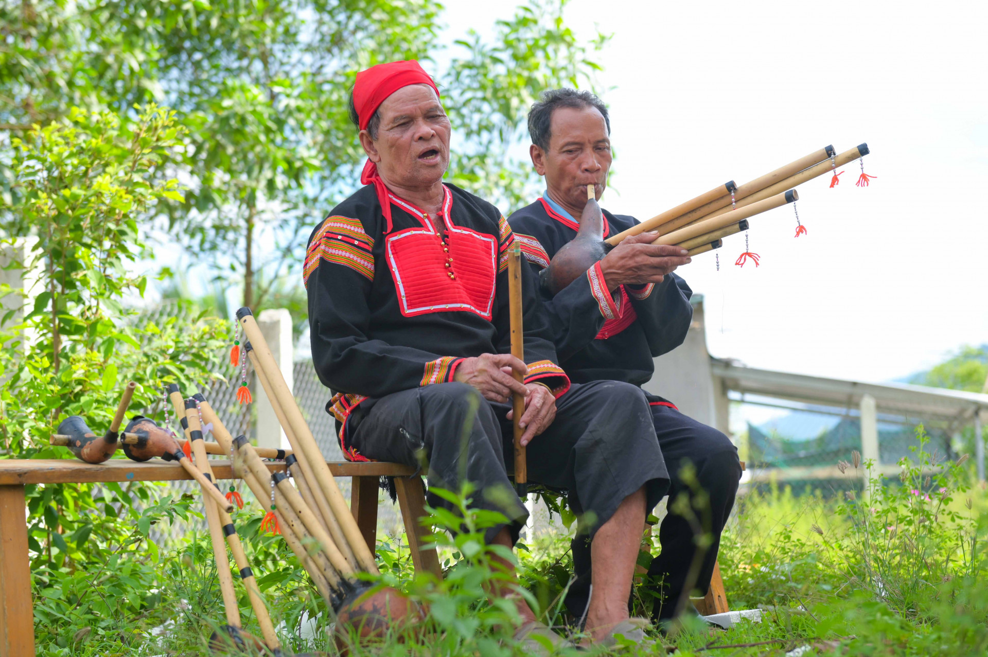 Nghệ nhân H Trây Y Oanh đang hát dân ca Ayray trong tiếng kèn bầu do nghệ nhân A Đát Y Nam thổi. 