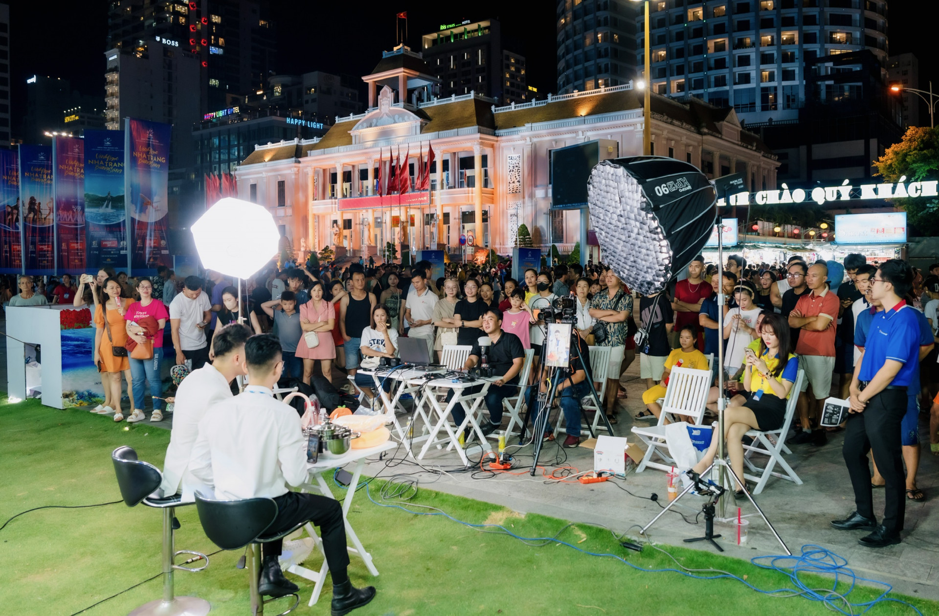 Đông đảo du khách xem trực tiếp phiên livestream bán tour giá tốt của Vietravel Nha Trang.