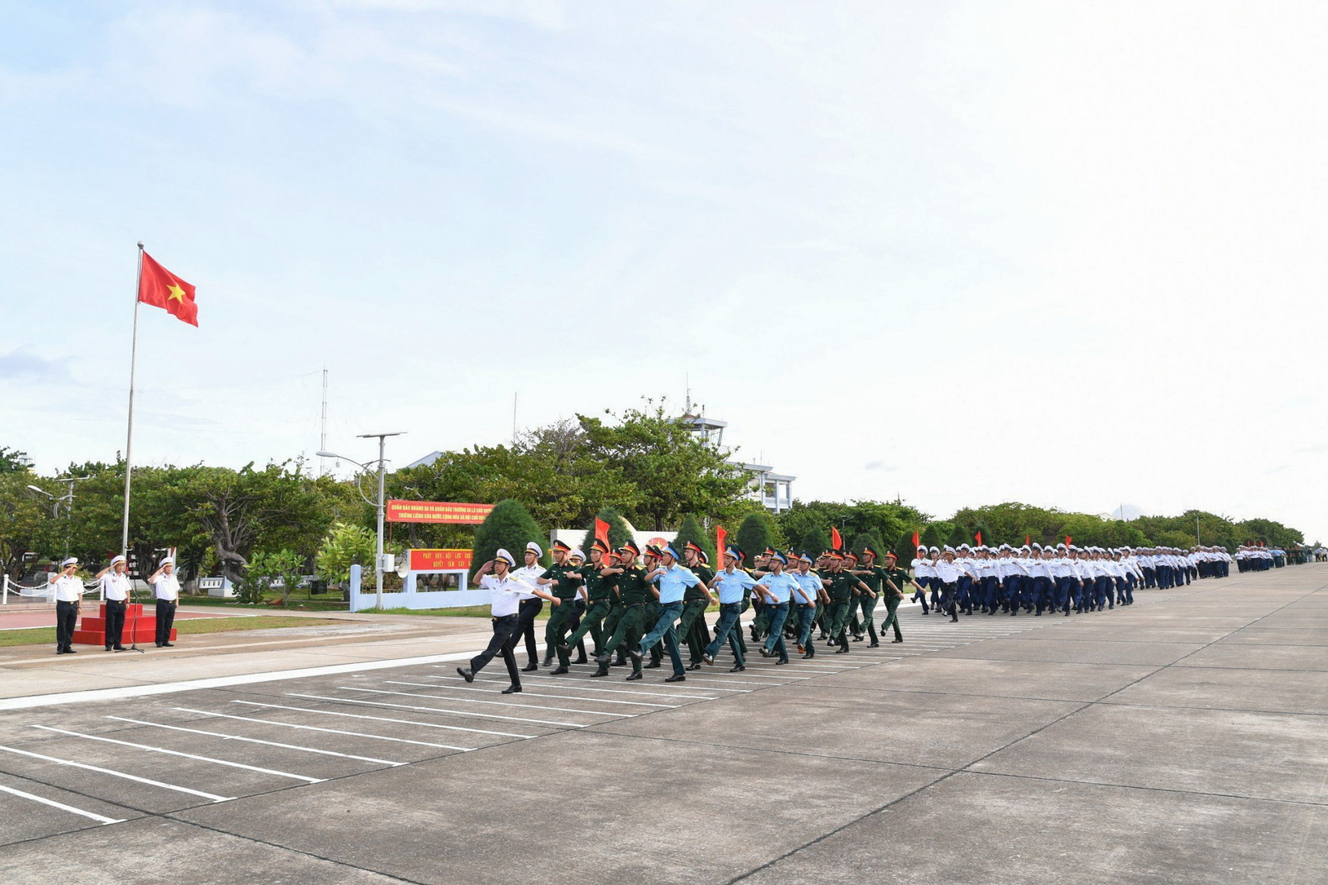 Hai khối của đoàn công tác tham gia duyệt đội ngũ.