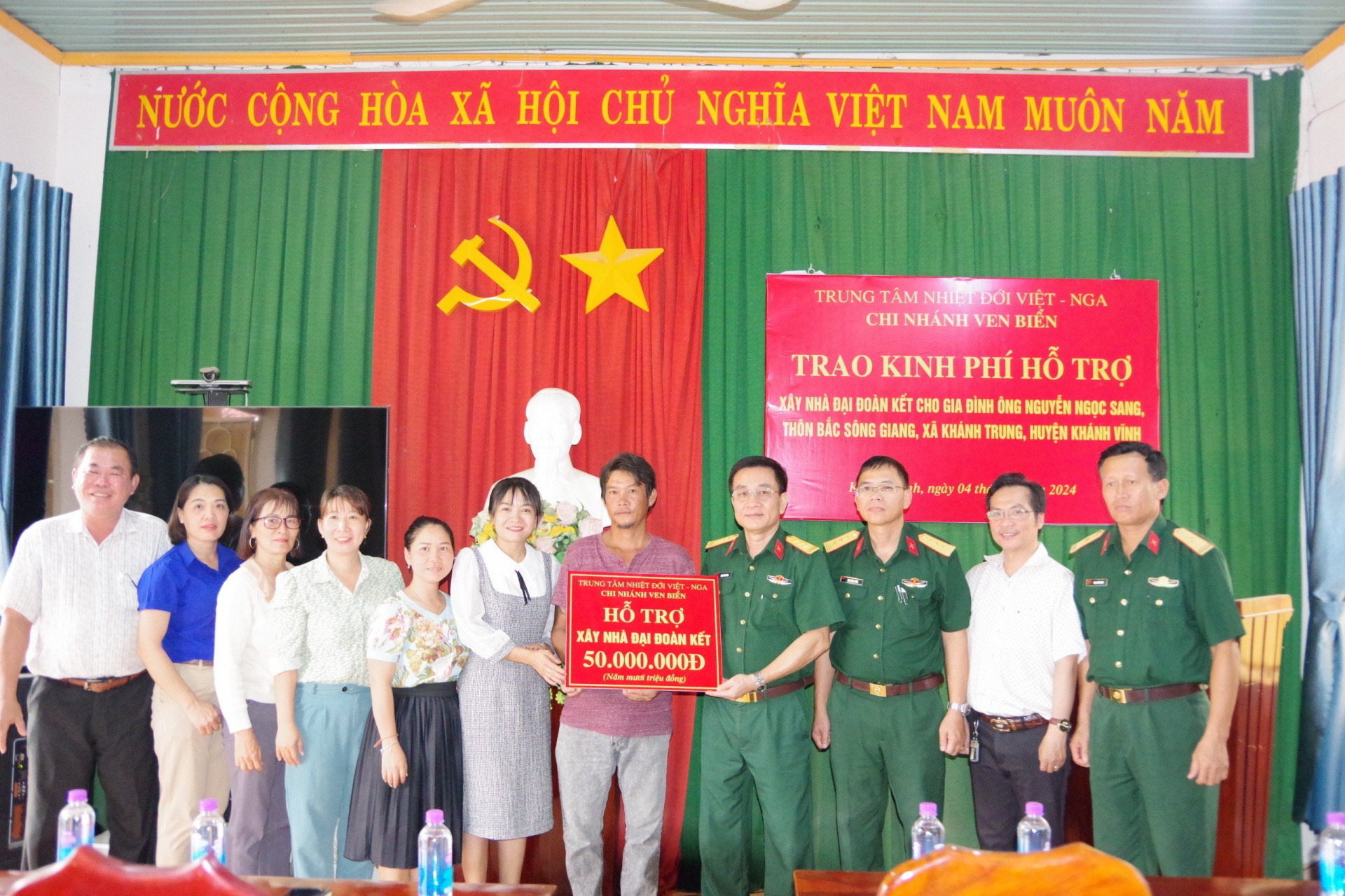Đơn vị trao kinh phí hỗ trợ xây nhà Đại đoàn kết cho hộ nghèo ở huyện Khánh Vĩnh.