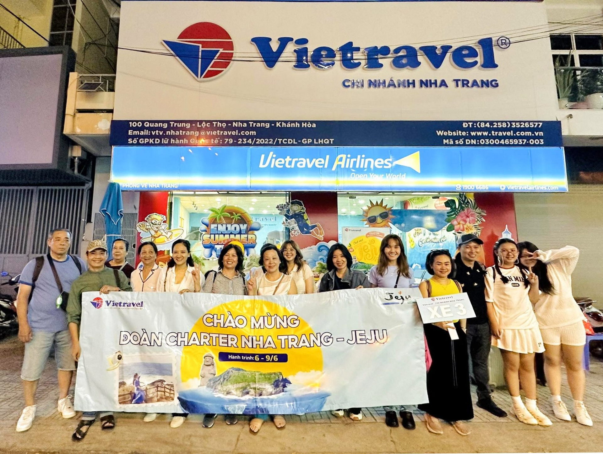 Du khách chụp ảnh lưu niệm trước khi khởi hành tour tham quan Jeju của Vietravel Nha Trang