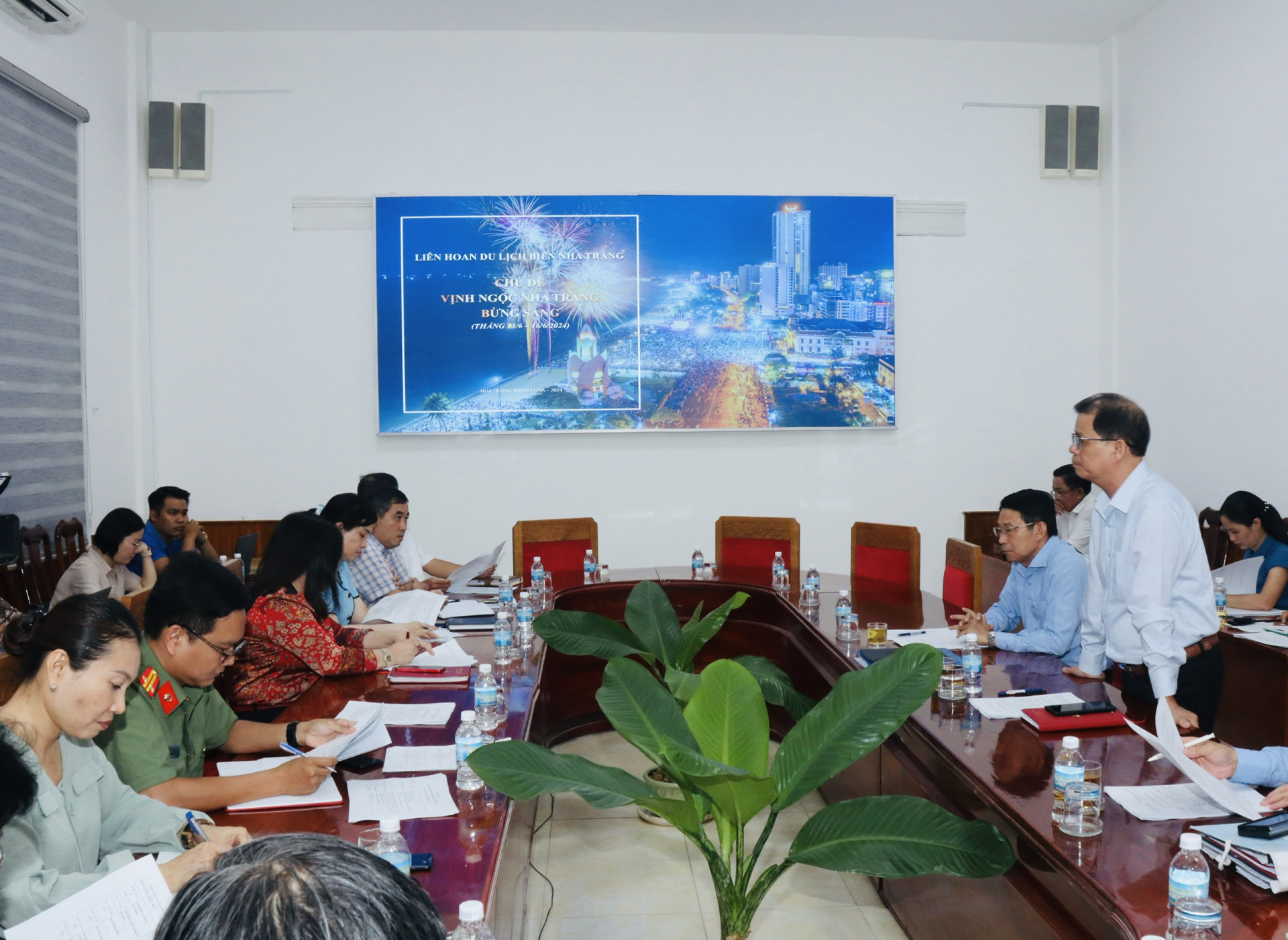 Chủ tịch UBND tỉnh Nguyễn Tấn Tuân phát biểu kết luận cuộc họp