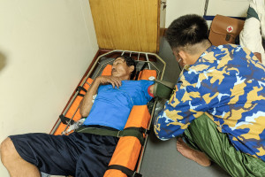 Tàu 468, Vùng 4 Hải quân đưa ngư dân gặp nạn về đảo Trường Sa cấp cứu