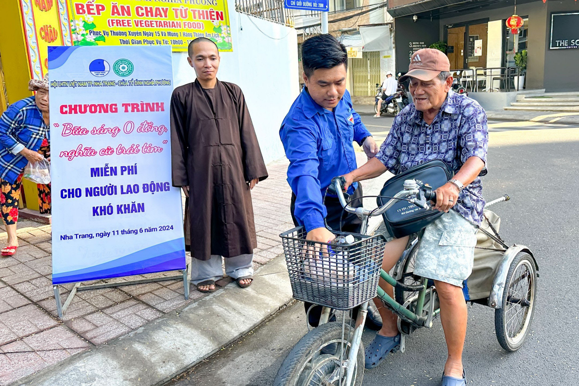 Các hội viên thanh niên trao suất ăn miễn phí cho người dân.