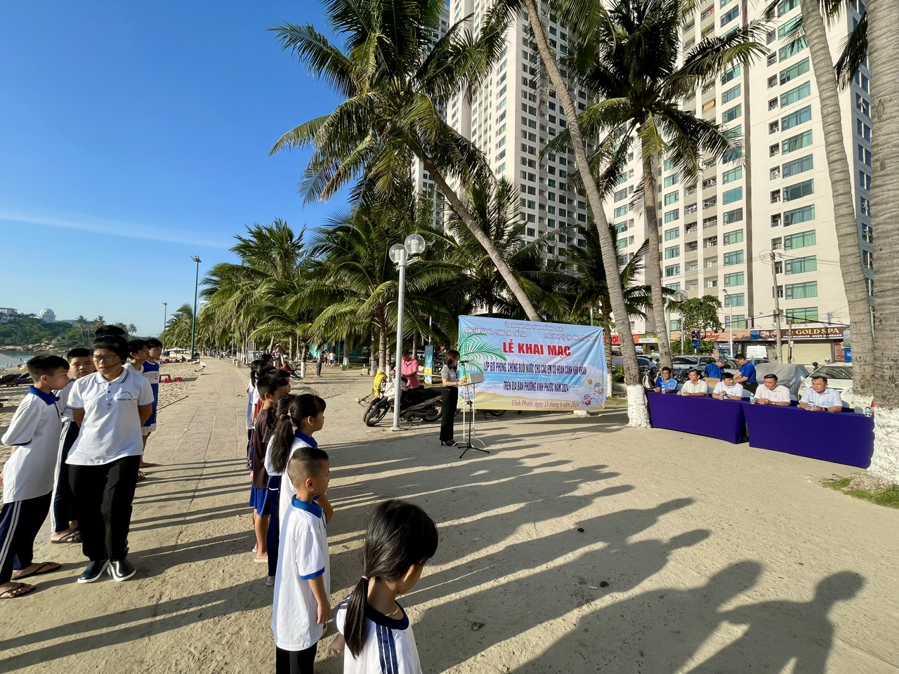 Khai mạc lớp bơi cho các em có hoàn cảnh khó khăn phường Vĩnh Phước