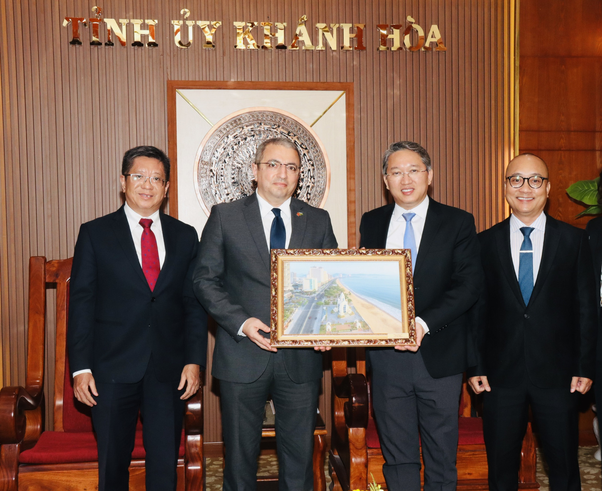 Bí thư Tỉnh ủy Nguyễn Hải Ninh tặng bức ảnh về TP. Nha Trang cho Đại sứ Shovgi Mehdizada.