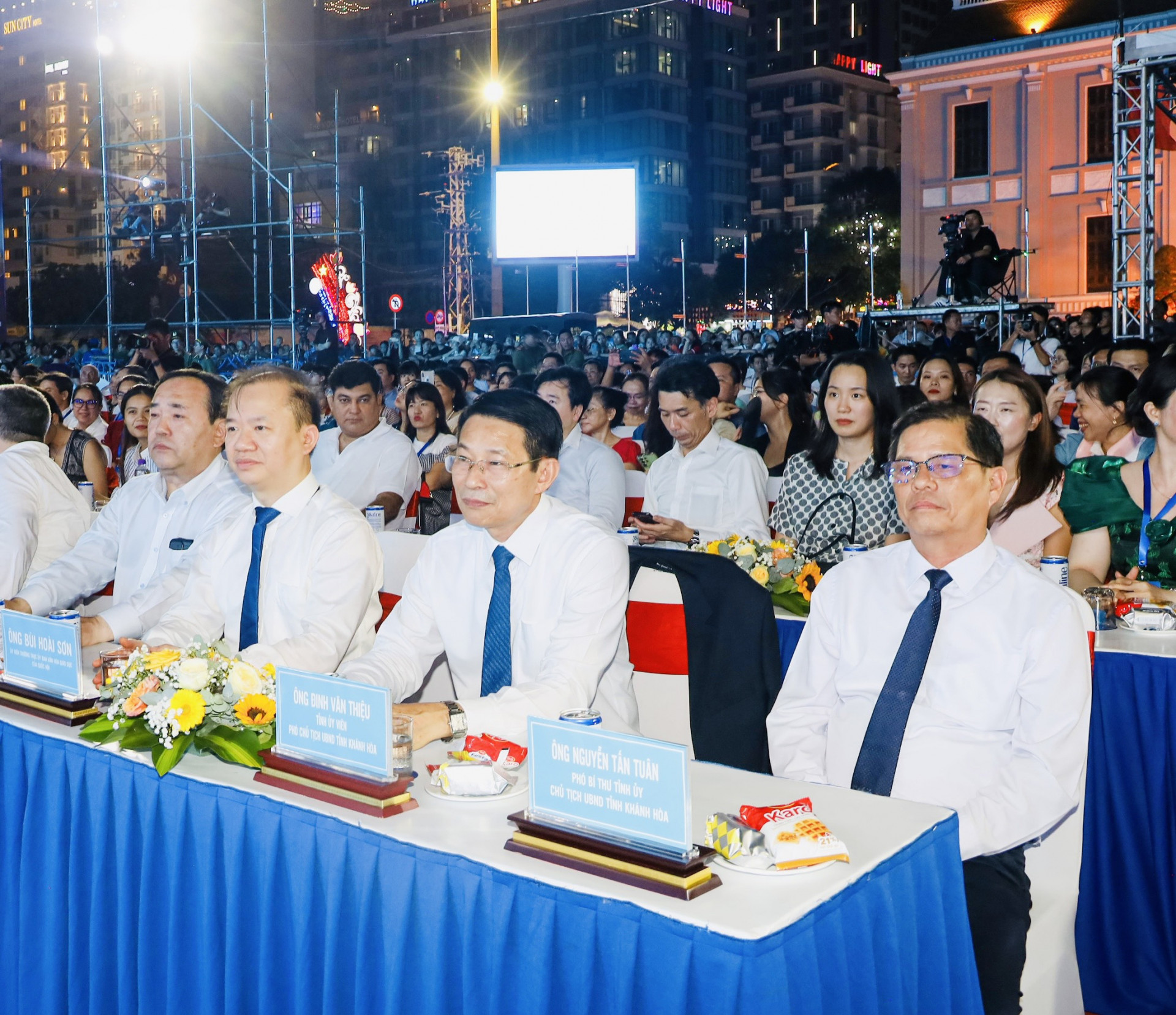 Chủ tịch UBND tỉnh Nguyễn Tấn Tuân cùng lãnh đạo tỉnh và đại biểu dự khai mạc Liên hoan
