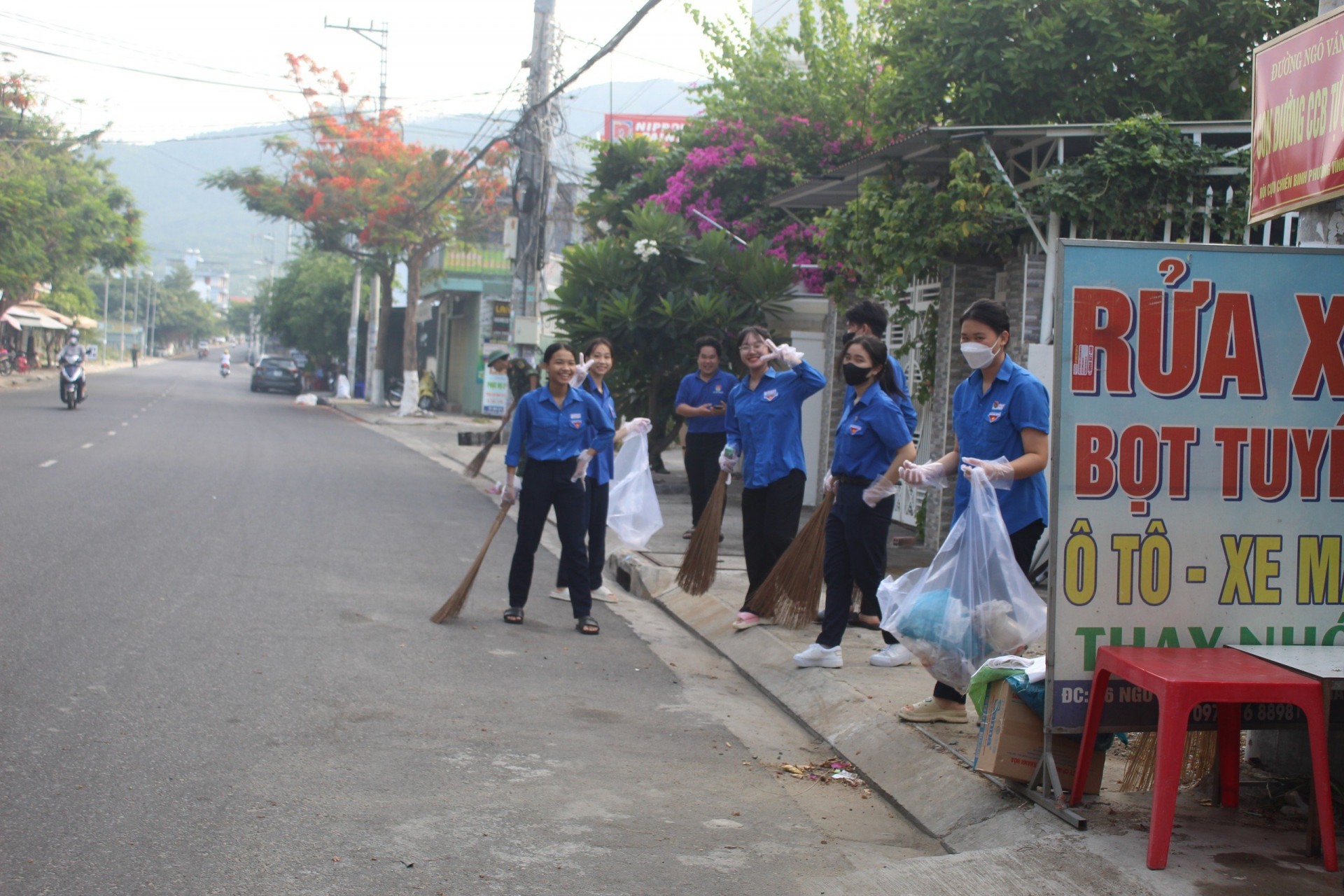 Các bạn đoàn viên thanh niên phường Vĩnh Hòa tham gia làm sạch các tuyến đường.