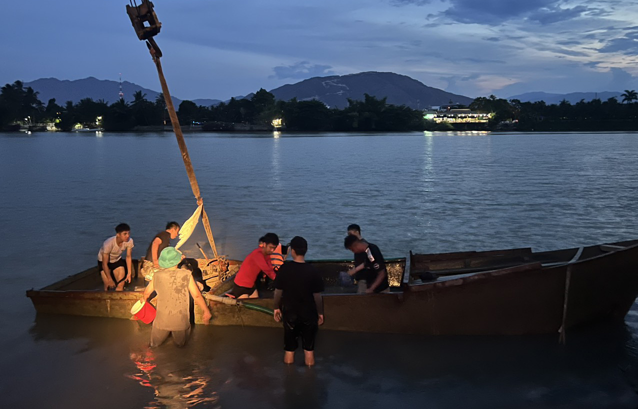 Lực lượng chức năng tiến hành di chuyển 1 trong 2 phương tiện về trụ sở UBND xã Vĩnh Ngọc để xử lý