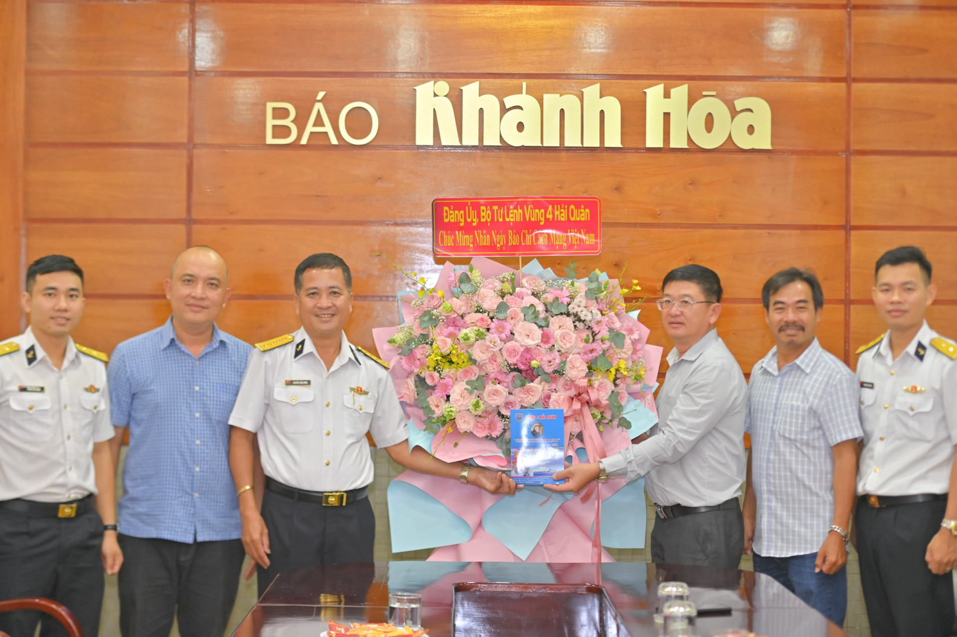 Đoàn đên thăm, tặng hoa chúc mừng Báo Khánh Hoà.
