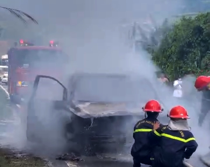 Hỏa hoạn thiêu rụi ô tô 7 chỗ