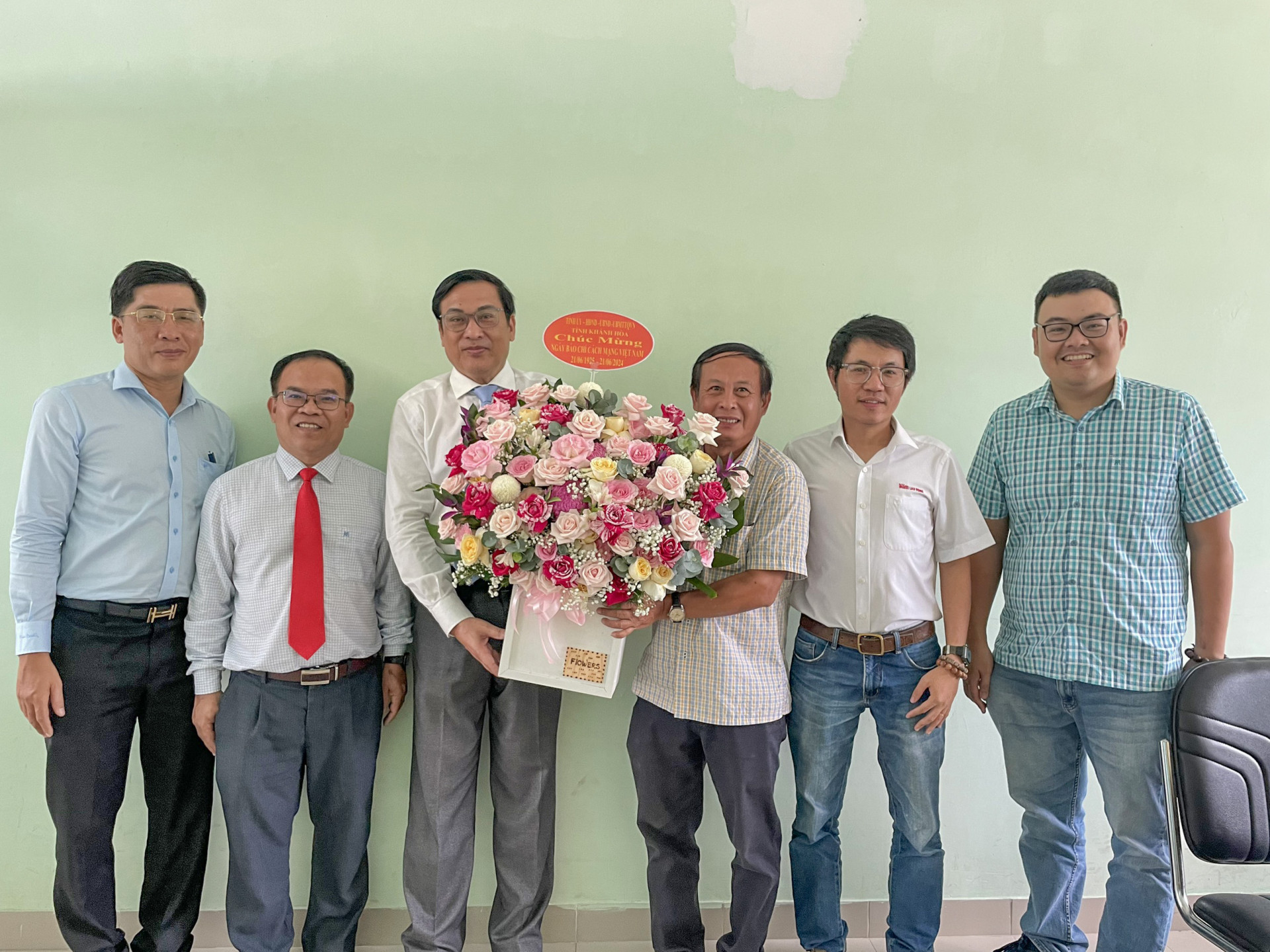 Đồng chí Lê Hữu Thọ tặng hoa chúc mừng lãnh đạo Văn phòng đại diện Báo Người lao động nhân Ngày Báo chí Cách mạng Việt Nam.