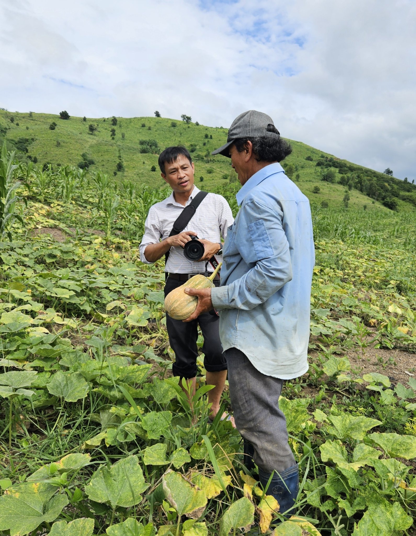 Phóng viên Công Định trao đổi với nông dân trồng bí xã Ninh Sơn (Ninh Hòa).