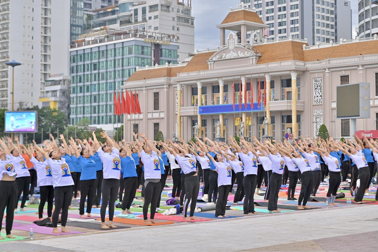 Hơn 1.200 người tham gia đồng diễn yoga tại thành phố Nha Trang