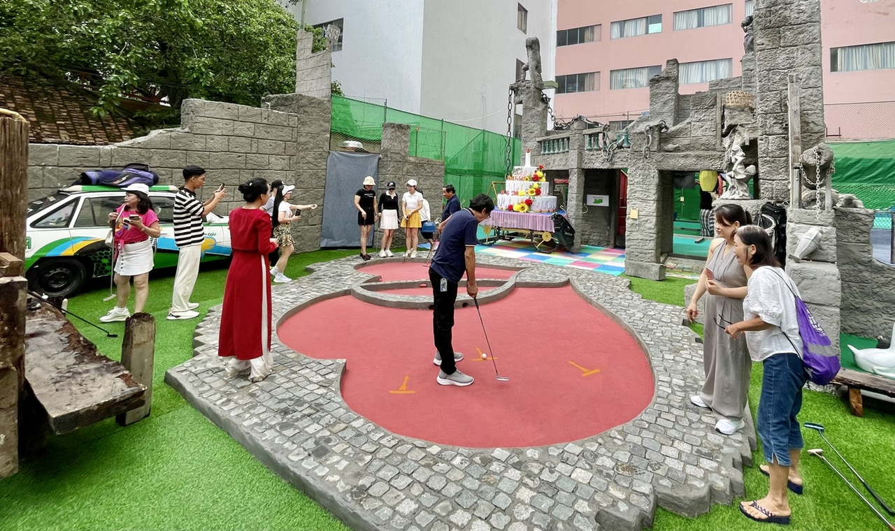 Sân mini-golf của nghệ nhân Nguyễn Văn Phúng nằm trong khuôn viên Yasaka Coffee and Bar trên đường Yersin.